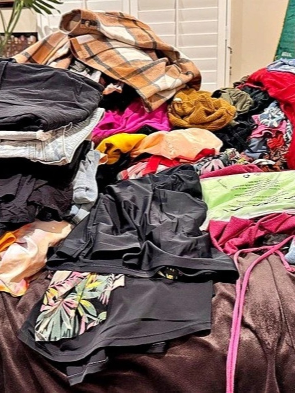 PLUS-SIZE CLOSET CLEAN-OUT: 160 PIECES